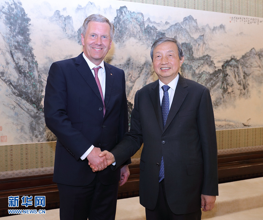 6月13日，國務(wù)院副總理馬凱在北京中南海紫光閣會見德國前總統(tǒng)、全球中小企業(yè)聯(lián)盟全球主席武爾夫。 新華社記者 王曄 攝 
