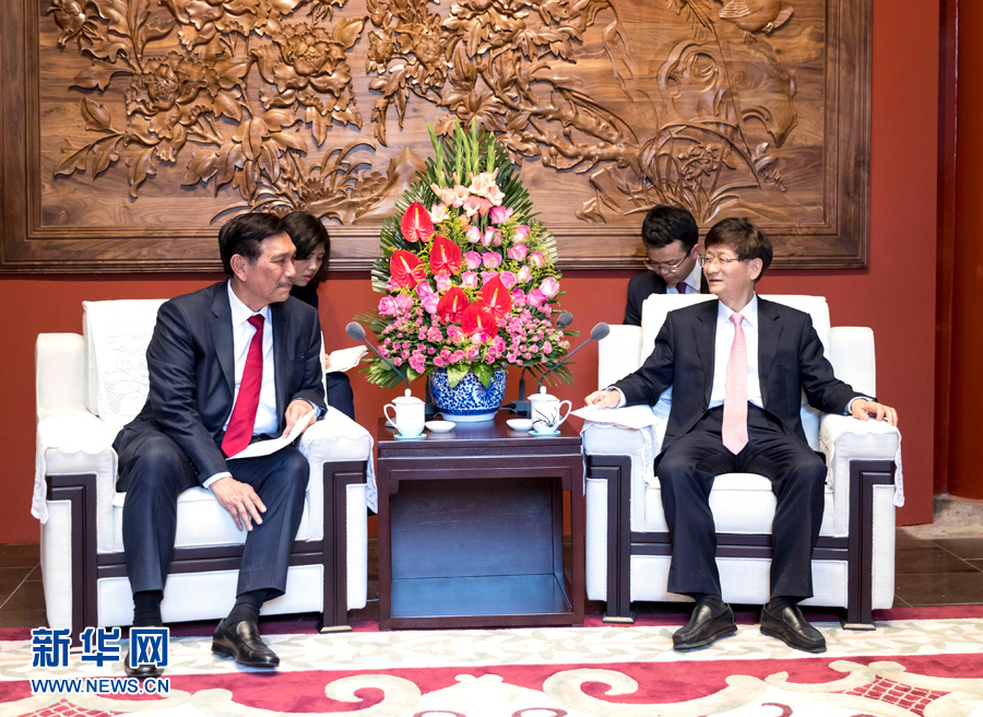 6月15日，中共中央政治局委員、中央政法委書記孟建柱在北京會(huì)見印尼總統(tǒng)特使、海洋統(tǒng)籌部長(zhǎng)盧胡特。   新華社記者 丁海濤攝