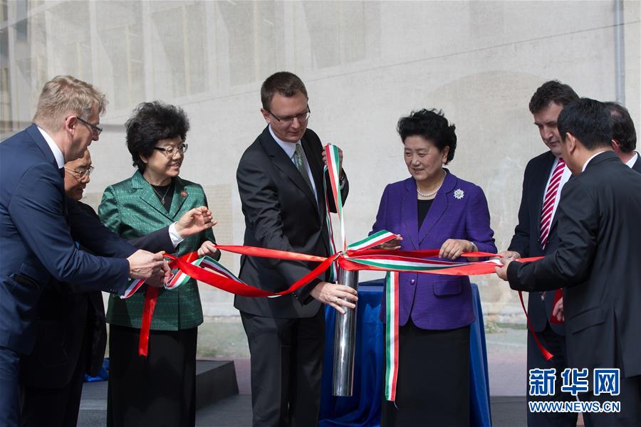 6月18日，在匈牙利布達佩斯，中國國務院副總理劉延東在考察匈牙利塞梅爾維斯醫(yī)科大學時為健康學院新教學樓奠基。中國國務院副總理劉延東18日在布達佩斯考察匈牙利塞梅爾維斯醫(yī)科大學并出席中匈中醫(yī)藥教育合作系列活動。 新華社發(fā)（弗爾季&middot;奧蒂洛攝） 