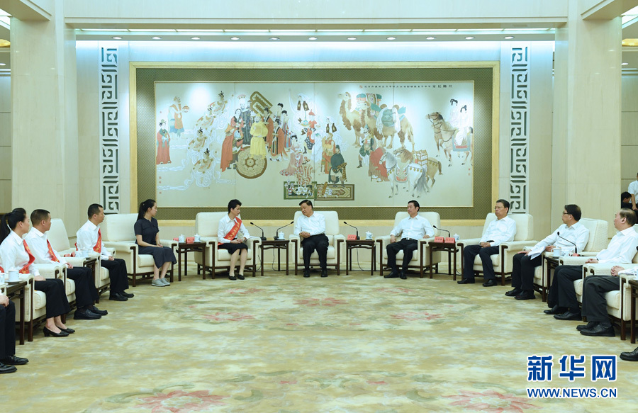 6月21日，廖俊波同志先進(jìn)事跡報(bào)告會(huì)在北京人民大會(huì)堂舉行。報(bào)告會(huì)前，中共中央政治局常委、中央書(shū)記處書(shū)記劉云山會(huì)見(jiàn)報(bào)告團(tuán)成員，代表習(xí)近平總書(shū)記，代表黨中央，向廖俊波同志家屬表示親切慰問(wèn)，并頒發(fā)黨中央追授廖俊波同志&ldquo;全國(guó)優(yōu)秀共產(chǎn)黨員&rdquo;證書(shū)、獎(jiǎng)?wù)?。新華社記者 饒愛(ài)民 攝