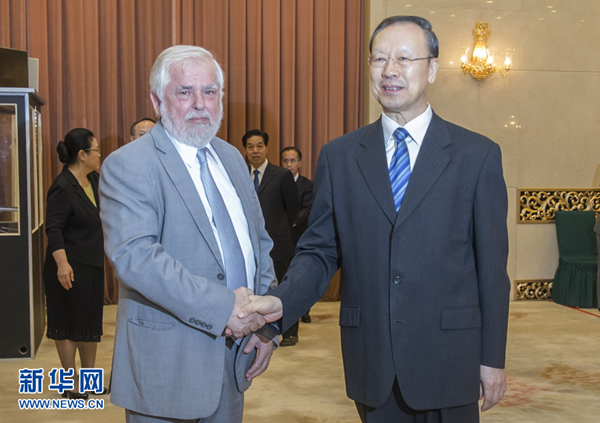 6月28日，中共中央書(shū)記處書(shū)記、全國(guó)政協(xié)副主席、中國(guó)經(jīng)濟(jì)社會(huì)理事會(huì)主席杜青林在北京會(huì)見(jiàn)歐盟經(jīng)濟(jì)社會(huì)委員會(huì)主席達(dá)西斯。 新華社記者 崔新鈺 攝