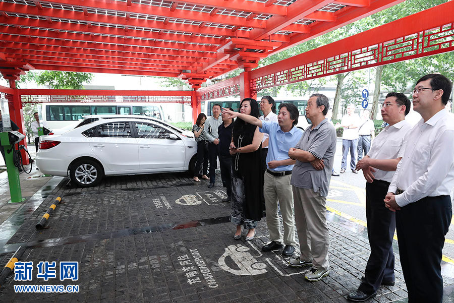 近日，中共中央政治局委員、國務(wù)院副總理馬凱在北京調(diào)研新能源汽車產(chǎn)業(yè)發(fā)展。這是7月4日，馬凱在北京深入新能源汽車充換電設(shè)施、充電服務(wù)平臺、分時租賃等單位調(diào)研。新華社記者 龐興雷 攝