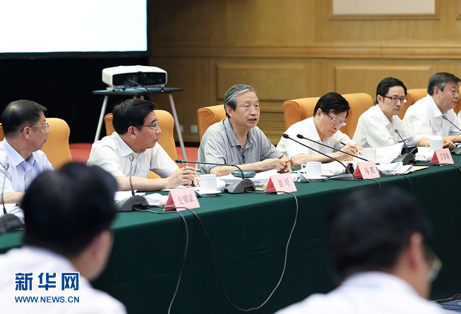 近日，中共中央政治局委員、國務(wù)院副總理馬凱在北京調(diào)研新能源汽車產(chǎn)業(yè)發(fā)展。這是7月4日，馬凱在北京深入新能源汽車充換電設(shè)施、充電服務(wù)平臺、分時租賃等單位調(diào)研，并主持召開推廣應(yīng)用座談會。新華社記者 龐興雷 攝