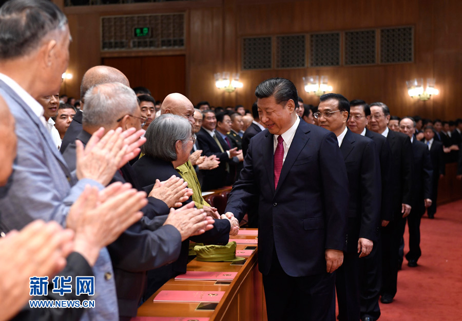 7月28日，慶祝中國人民解放軍建軍90周年文藝晚會(huì)《在黨的旗幟下》在北京人民大會(huì)堂舉行。中共中央總書記、國家主席、中央軍委主席習(xí)近平和李克強(qiáng)、張德江、俞正聲、劉云山、王岐山、張高麗等黨和國家領(lǐng)導(dǎo)人，與首都3000多名各界群眾一起觀看演出。演出開始前，習(xí)近平等與老戰(zhàn)士、老同志代表和&ldquo;八一勛章&rdquo;獲得者親切握手。新華社記者 李學(xué)仁 攝