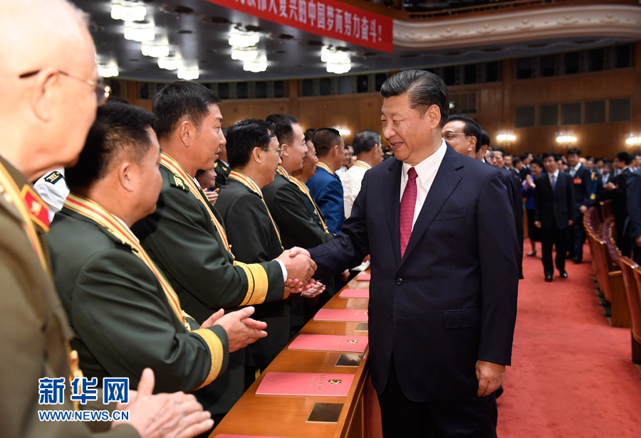 7月28日，慶祝中國人民解放軍建軍90周年文藝晚會(huì)《在黨的旗幟下》在北京人民大會(huì)堂舉行。中共中央總書記、國家主席、中央軍委主席習(xí)近平和李克強(qiáng)、張德江、俞正聲、劉云山、王岐山、張高麗等黨和國家領(lǐng)導(dǎo)人，與首都3000多名各界群眾一起觀看演出。演出開始前，習(xí)近平等與老戰(zhàn)士、老同志代表和&ldquo;八一勛章&rdquo;獲得者親切握手。新華社記者 李學(xué)仁 攝
