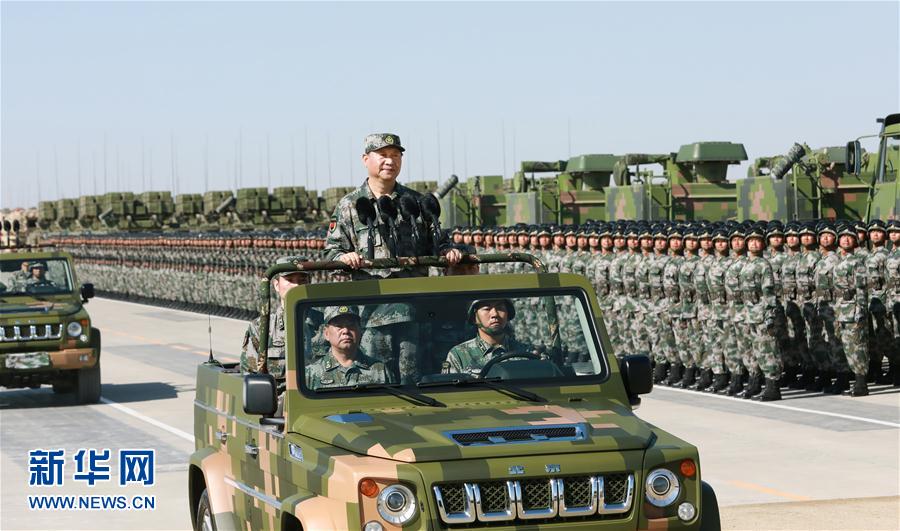 7月30日上午，慶祝中國人民解放軍建軍90周年閱兵在朱日和聯(lián)合訓練基地隆重舉行。中共中央總書記、國家主席、中央軍委主席習近平檢閱部隊并發(fā)表重要講話。這是習近平乘車檢閱部隊。新華社記者 李剛 攝