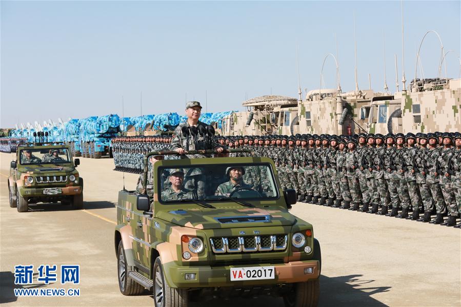 7月30日上午，慶祝中國人民解放軍建軍90周年閱兵在朱日和聯(lián)合訓練基地隆重舉行。中共中央總書記、國家主席、中央軍委主席習近平檢閱部隊并發(fā)表重要講話。這是習近平乘車檢閱部隊。新華社記者 李剛 攝