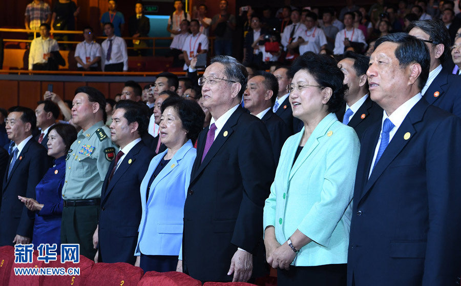 8月7日，慶祝內(nèi)蒙古自治區(qū)成立70周年文藝晚會《贊歌》在內(nèi)蒙古烏蘭恰特大劇院舉行。中共中央政治局常委、全國政協(xié)主席、中央代表團(tuán)團(tuán)長俞正聲和各族各界干部群眾等共約1300人觀看演出。新華社記者 張領(lǐng) 攝