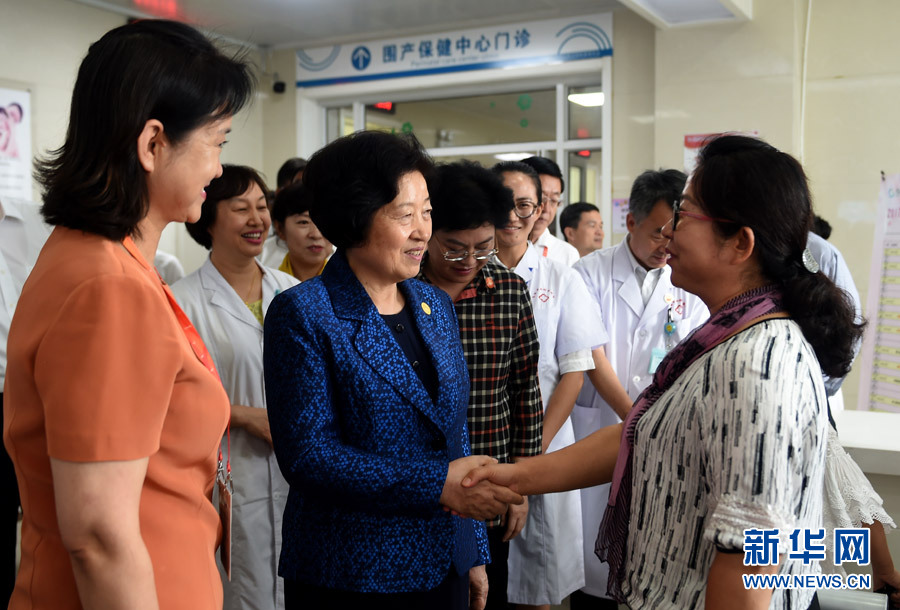 8月9日，中共中央政治局委員、中央統(tǒng)戰(zhàn)部部長(zhǎng)、中央代表團(tuán)副團(tuán)長(zhǎng)孫春蘭率中央代表團(tuán)三分團(tuán)，先后赴內(nèi)蒙古自治區(qū)烏海市、阿拉善盟看望各族干部群眾。這是孫春蘭在烏海市婦兒醫(yī)療預(yù)防保健中心同患者親切交談。新華社記者 任軍川 攝