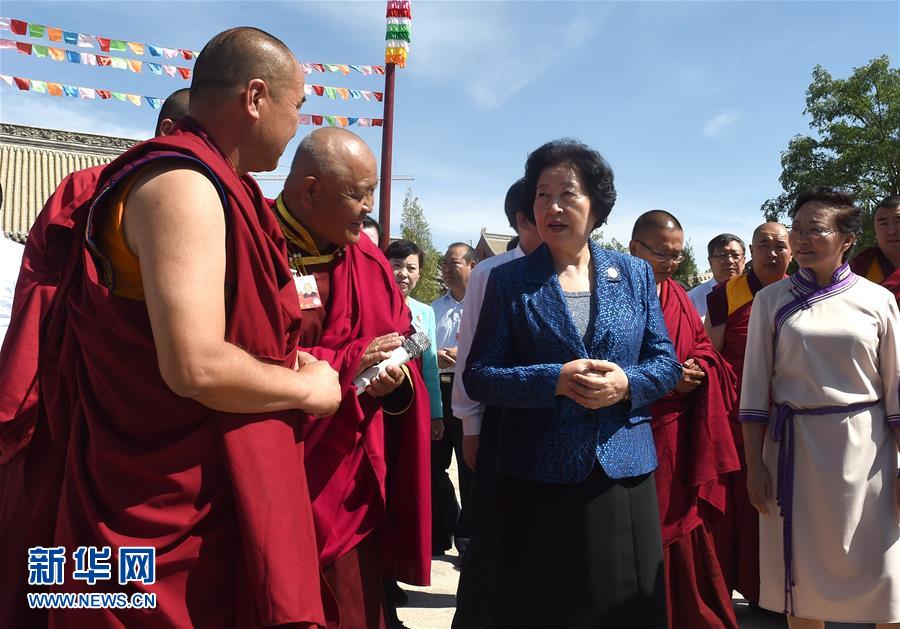 8月10日，中共中央政治局委員、中央統(tǒng)戰(zhàn)部部長(zhǎng)、中央代表團(tuán)副團(tuán)長(zhǎng)孫春蘭率中央代表團(tuán)三分團(tuán)繼續(xù)在內(nèi)蒙古自治區(qū)阿拉善盟看望慰問(wèn)，把以習(xí)近平同志為核心的黨中央的親切關(guān)懷和全國(guó)各族人民的美好祝福帶給阿拉善各族各界干部群眾。這是孫春蘭在佛教寺廟延福寺考察。新華社記者 任軍川 攝