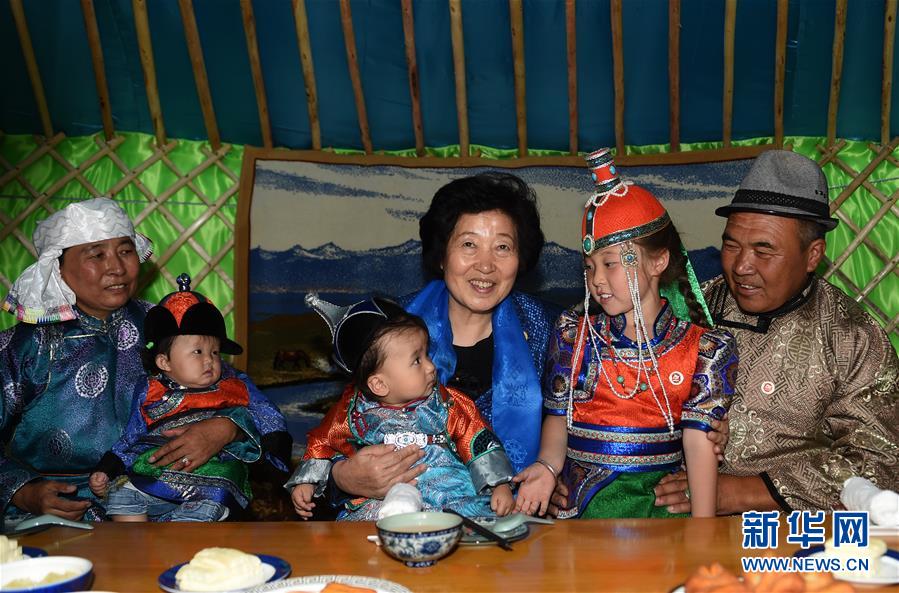 8月11日，帶著以習(xí)近平同志為核心的黨中央的親切關(guān)懷和全國各族人民的美好祝福，中共中央政治局委員、中央統(tǒng)戰(zhàn)部部長、中央代表團(tuán)副團(tuán)長孫春蘭率中央代表團(tuán)三分團(tuán)在錫林郭勒盟看望各族干部群眾，共同慶祝內(nèi)蒙古自治區(qū)成立70周年。這是孫春蘭在錫林浩特市寶力根蘇木牧民巴&middot;巴特爾（右一）家中看望。新華社記者 任軍川 攝