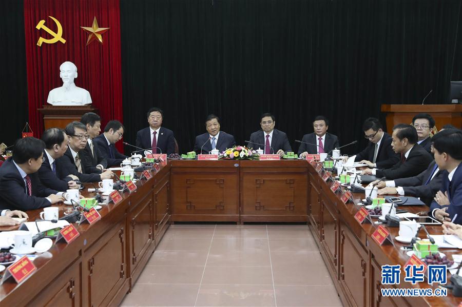 應(yīng)越南共產(chǎn)黨邀請(qǐng)，中共中央政治局常委、中央書記處書記劉云山9月18日至19日對(duì)越南進(jìn)行正式訪問。這是9月19日，劉云山在越共中央政治局委員范明政陪同下考察胡志明國(guó)家政治學(xué)院，并與曾赴華考察交流的越方學(xué)員代表進(jìn)行座談。 新華社記者龐興雷 攝