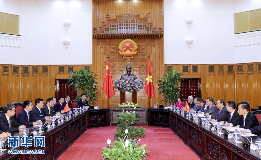 應(yīng)越南共產(chǎn)黨邀請(qǐng)，中共中央政治局常委、中央書記處書記劉云山9月18日至19日對(duì)越南進(jìn)行正式訪問。這是9月19日，劉云山在河內(nèi)會(huì)見越南總理阮春福。 新華社記者 丁林 攝