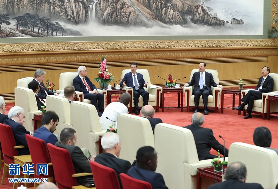 9月21日，中共中央政治局常委、國務(wù)院副總理張高麗在北京人民大會堂會見來華參加2017&ldquo;一帶一路&rdquo;媒體合作論壇的外方代表并回答大家關(guān)心的問題。新華社記者王曄攝 