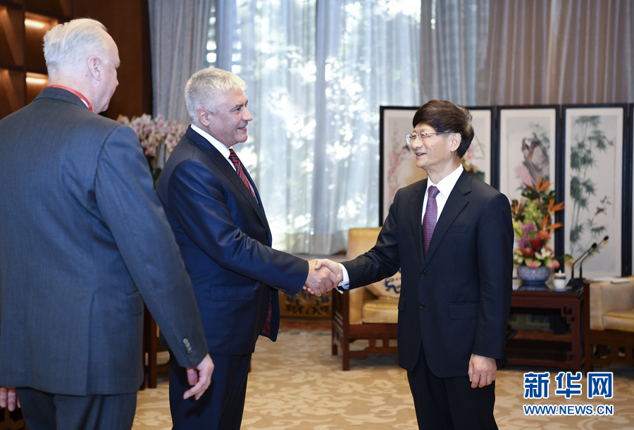 9月26日，中共中央政治局委員、中央政法委書記孟建柱在北京會見來華出席國際刑警組織第86屆全體大會的俄羅斯內務部長科洛科利采夫（左二）和俄聯(lián)邦調查委員會主席巴斯特雷金（左一）。新華社記者 張領 攝 