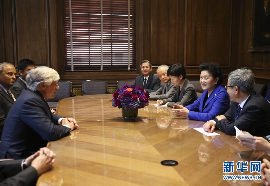 當?shù)貢r間9月26日，國務院副總理劉延東在紐約哥倫比亞大學出席中美大學校長與智庫論壇并發(fā)表主旨演講。這是論壇開始前，國務院副總理劉延東（右二）會見哥倫比亞大學校長博林格（左）。新華社記者 王迎 攝