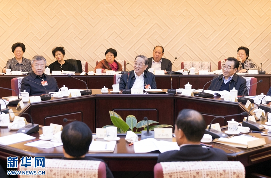 10月30日，政協(xié)第十二屆全國委員會常務(wù)委員會第二十三次會議舉行分組討論，與會人員圍繞深入學(xué)習(xí)貫徹中共十九大精神認(rèn)真討論，積極建言獻(xiàn)策。全國政協(xié)主席俞正聲參加討論。新華社記者 丁海濤 攝