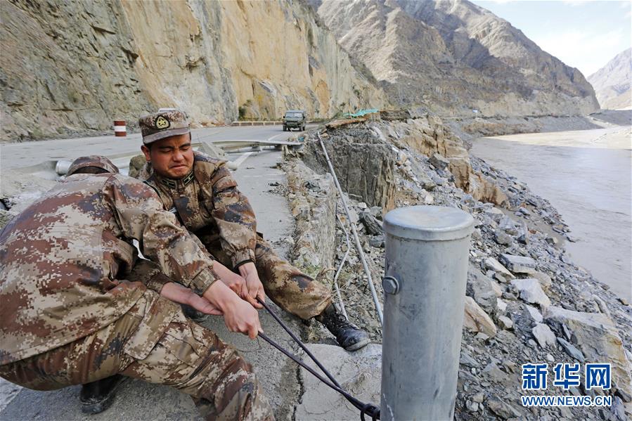 (向奉獻(xiàn)者致敬·圖文互動)(3)情注一纜通滇藏——記某信息通信基地四營五連連長翁春芳