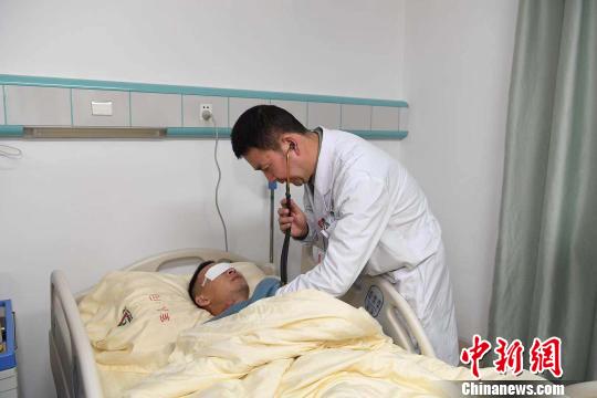 圖為醫(yī)生為杜富國檢查?！⌒が?攝