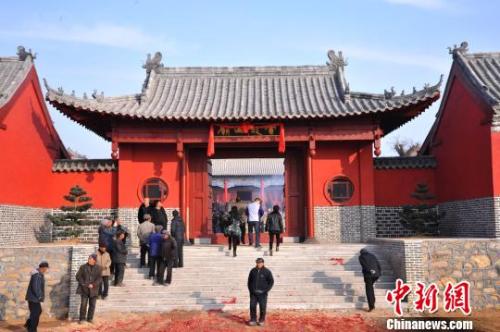 資料圖：元旦小長(zhǎng)假期間，威海南海新區(qū)云龍山上舉辦新年廟會(huì)?！⒉?攝