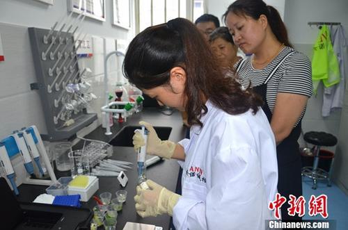 資料圖：工作人員根據(jù)消費(fèi)者要求現(xiàn)場檢驗，共筑食品安全。<a target='_blank' ><p  align=