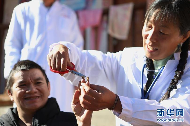 (新華全媒頭條·圖文互動(dòng))(7)大峽谷里的“背簍醫(yī)生”