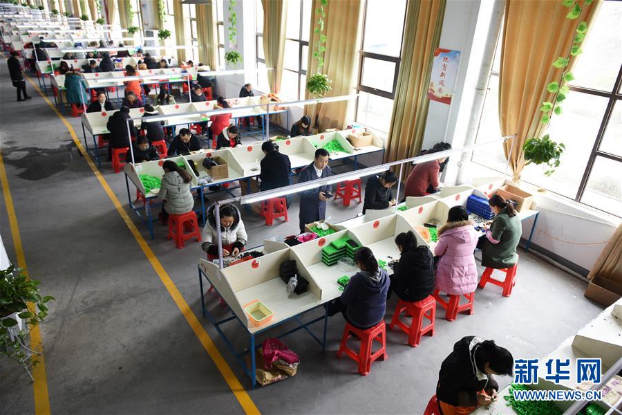 （在習(xí)近平新時代中國特色社會主義思想指引下&mdash;&mdash;新時代新作為新篇章&middot;圖文互動）（5）&ldquo;搬遷到哪里，服務(wù)就延伸到哪里&rdquo;&mdash;&mdash;貴州推進(jìn)易地扶貧搬遷&ldquo;后半篇文章&rdquo; 