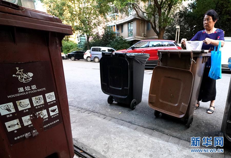 （新華視點(diǎn)&middot;圖文互動(dòng)）（1）上海垃圾分類(lèi)&ldquo;滿月&rdquo;：&ldquo;拎得清&rdquo;了，&ldquo;守得住&rdquo;么？