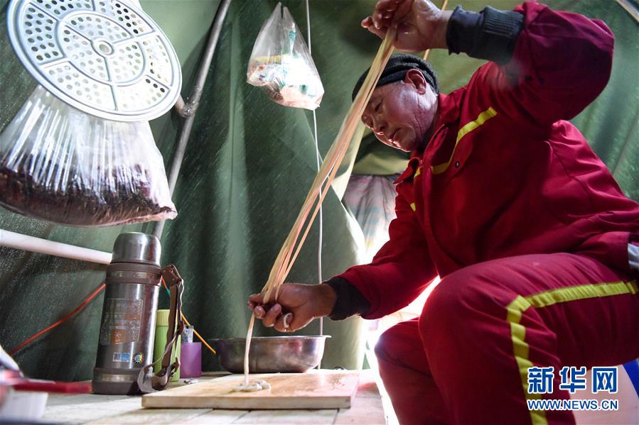 （新春走基層&middot;圖文互動）（7）大漠中，一頂帳篷守歲五年