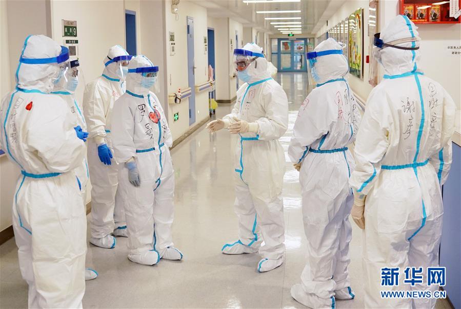 (新華全媒頭條·圖文互動)(1)磨難壓不垮 奮起正當(dāng)時——習(xí)近平總書記在統(tǒng)籌推進(jìn)新冠肺炎疫情防控和經(jīng)濟社會發(fā)展工作部署會議上的重要講話振奮人心凝聚力量