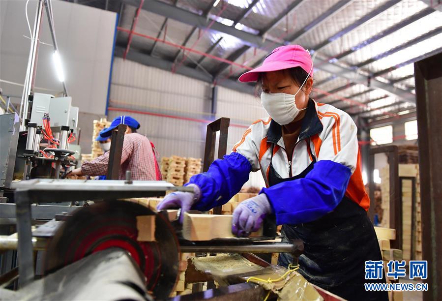 (新華全媒頭條·圖文互動)(15)磨難壓不垮 奮起正當(dāng)時——習(xí)近平總書記在統(tǒng)籌推進(jìn)新冠肺炎疫情防控和經(jīng)濟社會發(fā)展工作部署會議上的重要講話振奮人心凝聚力量