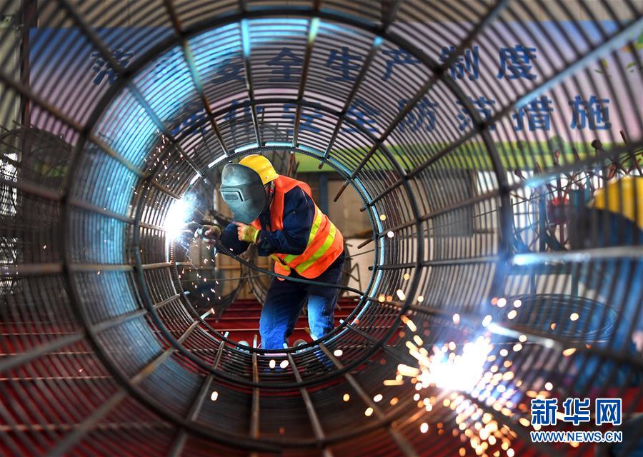 (新華全媒頭條·圖文互動)(17)磨難壓不垮 奮起正當(dāng)時——習(xí)近平總書記在統(tǒng)籌推進(jìn)新冠肺炎疫情防控和經(jīng)濟社會發(fā)展工作部署會議上的重要講話振奮人心凝聚力量