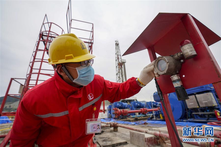 (新華全媒頭條·圖文互動)(18)磨難壓不垮 奮起正當(dāng)時——習(xí)近平總書記在統(tǒng)籌推進(jìn)新冠肺炎疫情防控和經(jīng)濟社會發(fā)展工作部署會議上的重要講話振奮人心凝聚力量