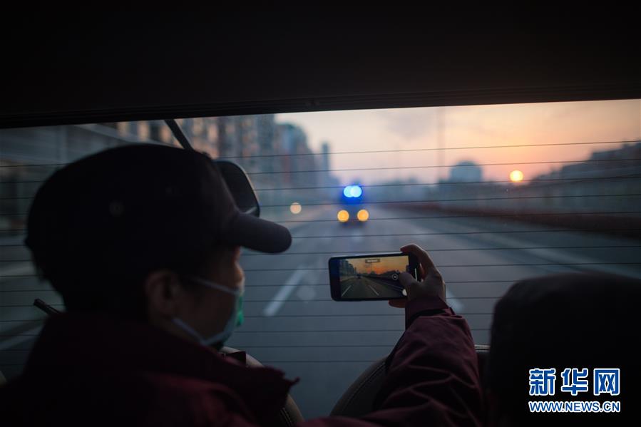 （新華全媒頭條&middot;習近平致敬的戰(zhàn)&ldquo;疫&rdquo;英雄&middot;武漢人民篇&middot;圖文互動）（12）壯哉，大武漢&mdash;&mdash;獻給英雄的武漢人民