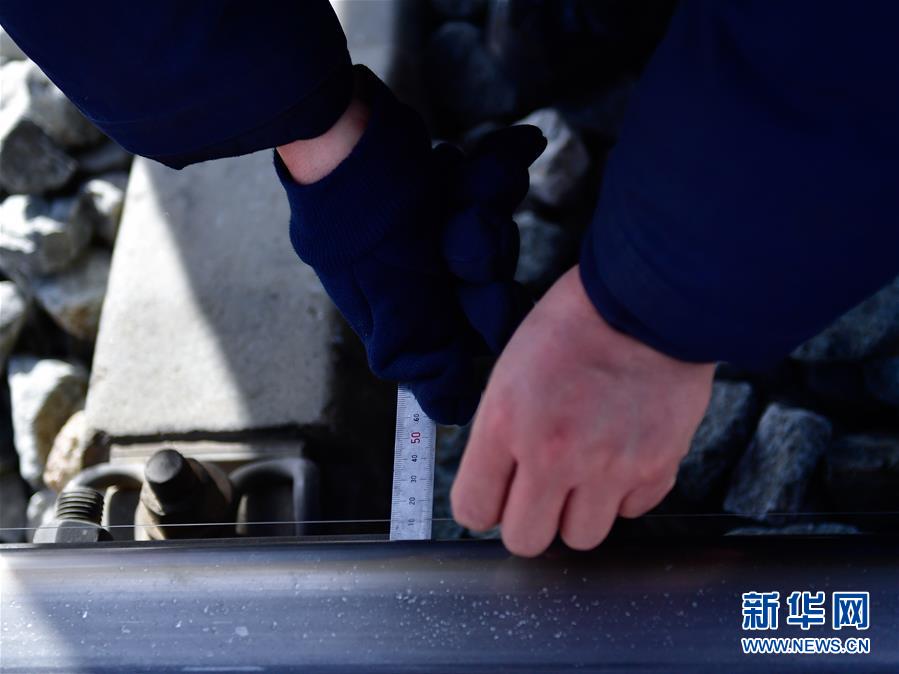 (新華全媒頭條·圖文互動(dòng))(10)用腳步和忠誠(chéng)守護(hù)雪域天路——記青藏鐵路望昆線路車間副主任于本蕃