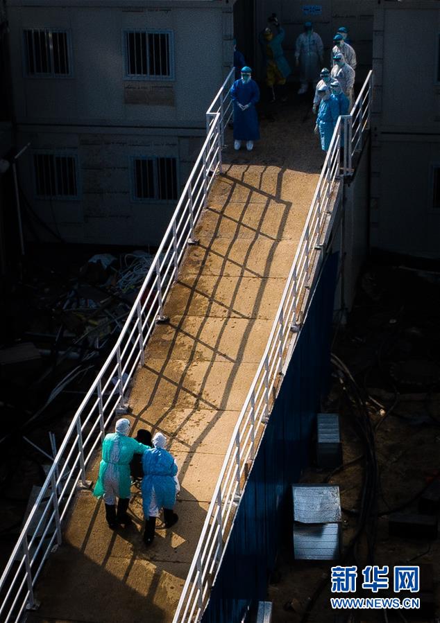 （聚焦疫情防控&middot;圖文互動(dòng)）（10）分秒必爭(zhēng)！一切為了治病救人&mdash;&mdash;中國抗疫生命至上的生動(dòng)實(shí)踐