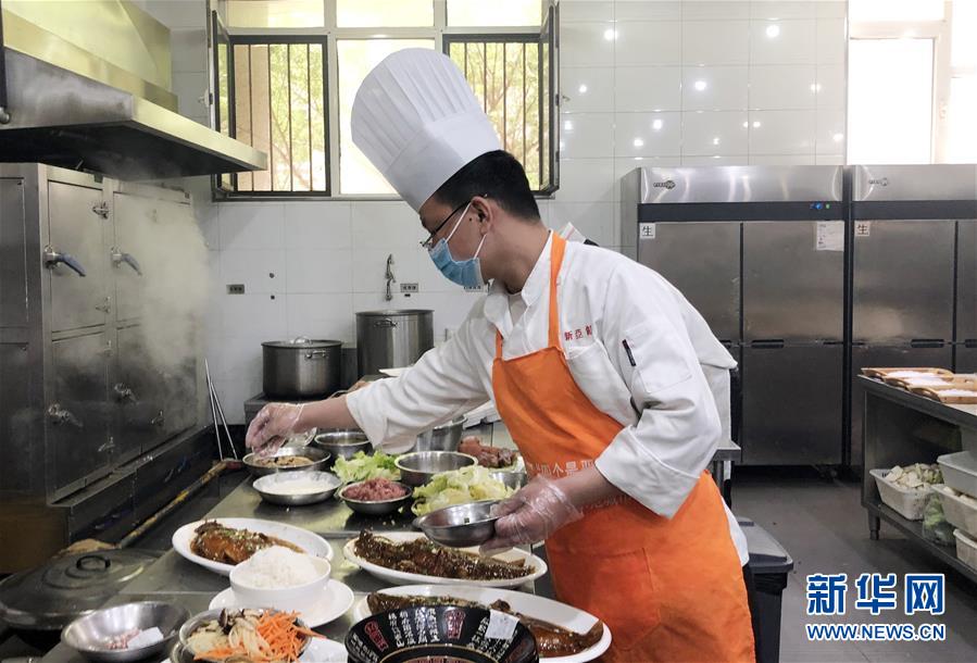 (聚焦復(fù)工復(fù)產(chǎn)·圖文互動(dòng))(3)春暖花開(kāi)迎客來(lái)——天津餐飲業(yè)回暖一線(xiàn)直擊