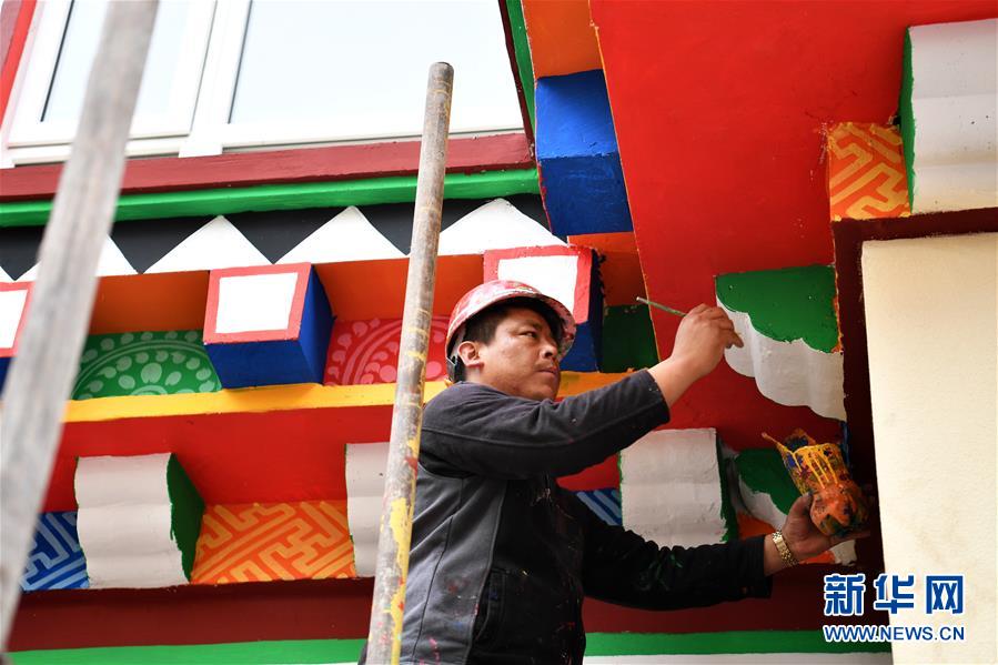 (圖文互動(dòng))(3)康巴漢子巧手“畫(huà)”出致富路