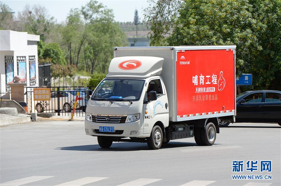 (圖文互動(dòng))(3)烏魯木齊:實(shí)施“哺育工程” 23萬(wàn)余學(xué)齡前兒童免費(fèi)喝牛奶