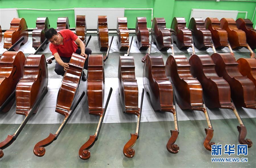 （走向我們的小康生活&middot;圖文互動）（2）放下鋤頭，卻撥動命運的琴弦