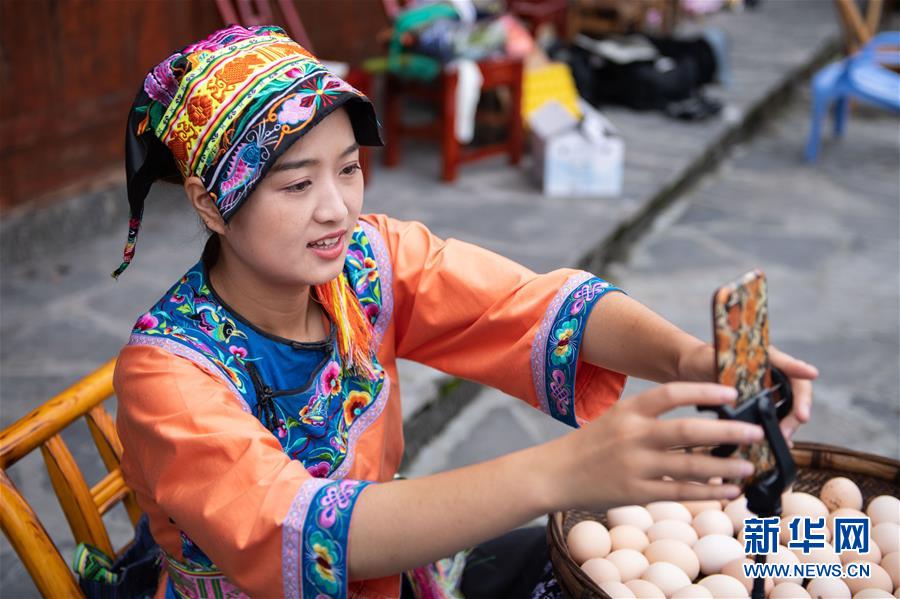 （新華全媒頭條&middot;走向我們的小康生活&middot;圖文互動）（6）那山，那人，那苗寨&mdash;&mdash;十八洞村三代人的奮斗史