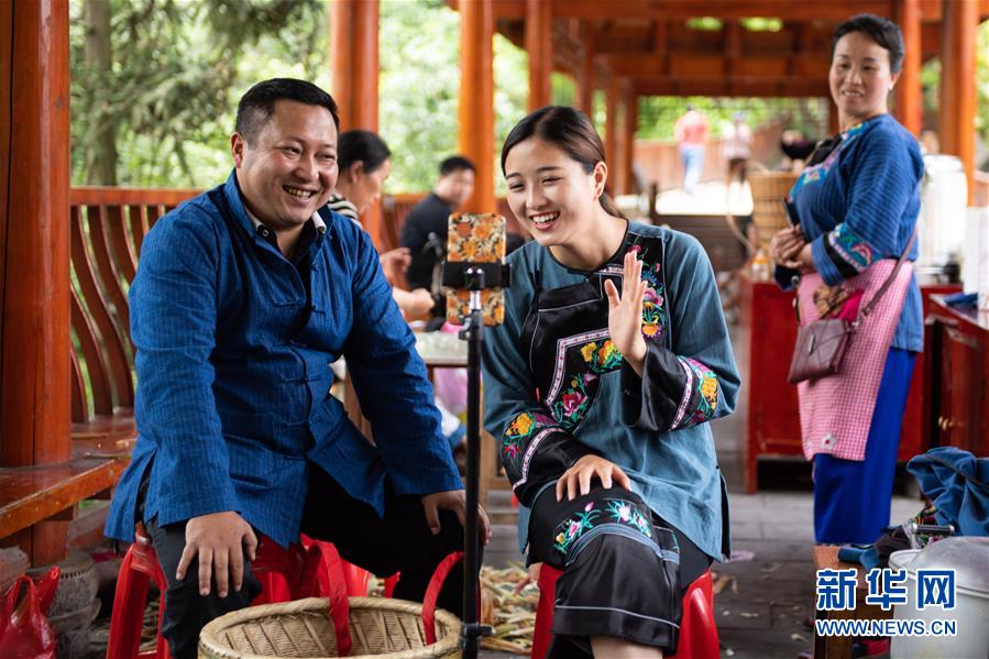 （新華全媒頭條&middot;走向我們的小康生活&middot;圖文互動）（10）那山，那人，那苗寨&mdash;&mdash;十八洞村三代人的奮斗史