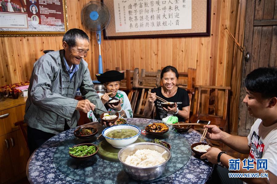 （新華全媒頭條&middot;走向我們的小康生活&middot;圖文互動）（2）那山，那人，那苗寨&mdash;&mdash;十八洞村三代人的奮斗史