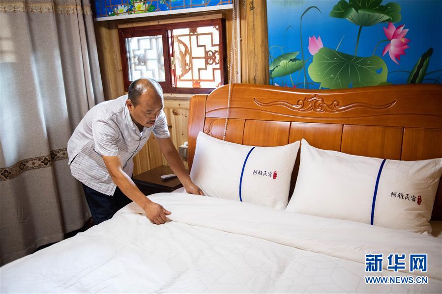 （新華全媒頭條&middot;走向我們的小康生活&middot;圖文互動）（3）那山，那人，那苗寨&mdash;&mdash;十八洞村三代人的奮斗史