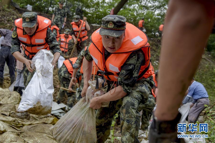（防汛抗洪&middot;圖文互動）（6）洪水不退，子弟兵誓死不退&mdash;&mdash;解放軍和武警部隊官兵參與洪澇災害搶險救援記事