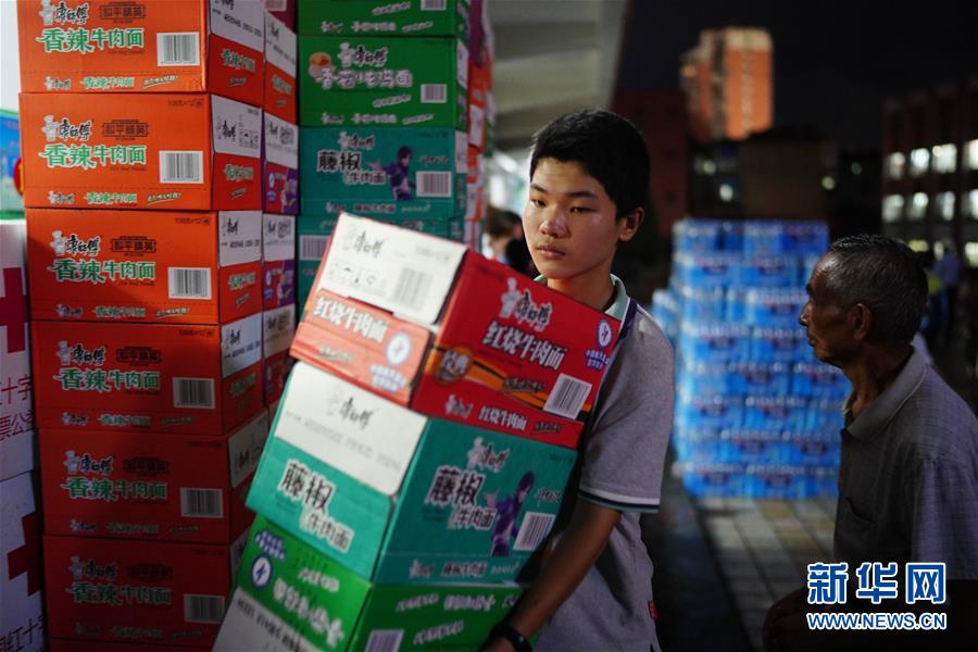 (在習(xí)近平新時(shí)代中國(guó)特色社會(huì)主義思想指引下——新時(shí)代新作為新篇章·習(xí)近平總書記關(guān)切事·圖文互動(dòng))(2)遮風(fēng)雨 送安穩(wěn)——受災(zāi)群眾轉(zhuǎn)移安置中的暖心故事