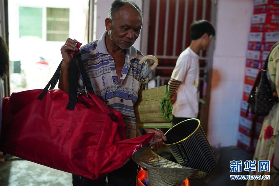 (在習(xí)近平新時(shí)代中國(guó)特色社會(huì)主義思想指引下——新時(shí)代新作為新篇章·習(xí)近平總書記關(guān)切事·圖文互動(dòng))(3)遮風(fēng)雨 送安穩(wěn)——受災(zāi)群眾轉(zhuǎn)移安置中的暖心故事