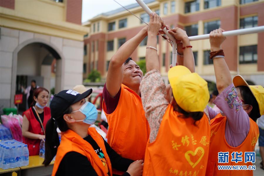 (在習(xí)近平新時(shí)代中國(guó)特色社會(huì)主義思想指引下——新時(shí)代新作為新篇章·習(xí)近平總書記關(guān)切事·圖文互動(dòng))(5)遮風(fēng)雨 送安穩(wěn)——受災(zāi)群眾轉(zhuǎn)移安置中的暖心故事