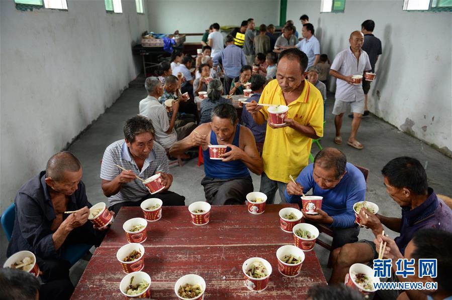 (在習(xí)近平新時(shí)代中國(guó)特色社會(huì)主義思想指引下——新時(shí)代新作為新篇章·習(xí)近平總書記關(guān)切事·圖文互動(dòng))(9)遮風(fēng)雨 送安穩(wěn)——受災(zāi)群眾轉(zhuǎn)移安置中的暖心故事