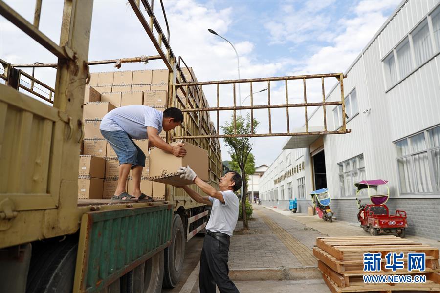 （落實(shí)&ldquo;六穩(wěn)&rdquo;&ldquo;六保&rdquo;一線見聞&middot;圖文互動(dòng)）（1）&ldquo;不讓一名貧困勞動(dòng)力失業(yè)！&rdquo;&mdash;&mdash;三峽庫區(qū)穩(wěn)就業(yè)見聞